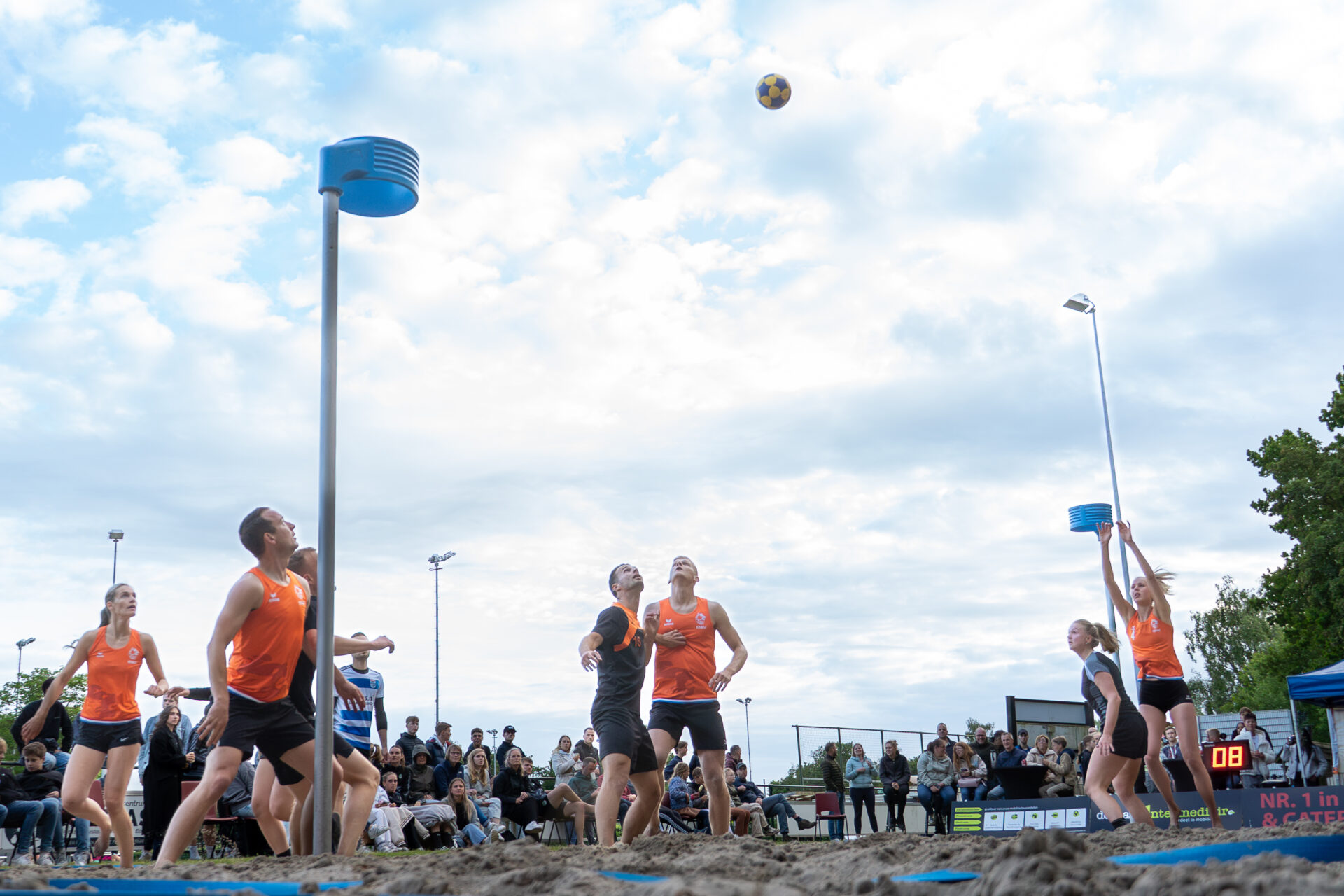 Nederlands Beachkorfbalteam speelt oefeninterlands in Nuenen en Best ter voorbereiding op World Games
