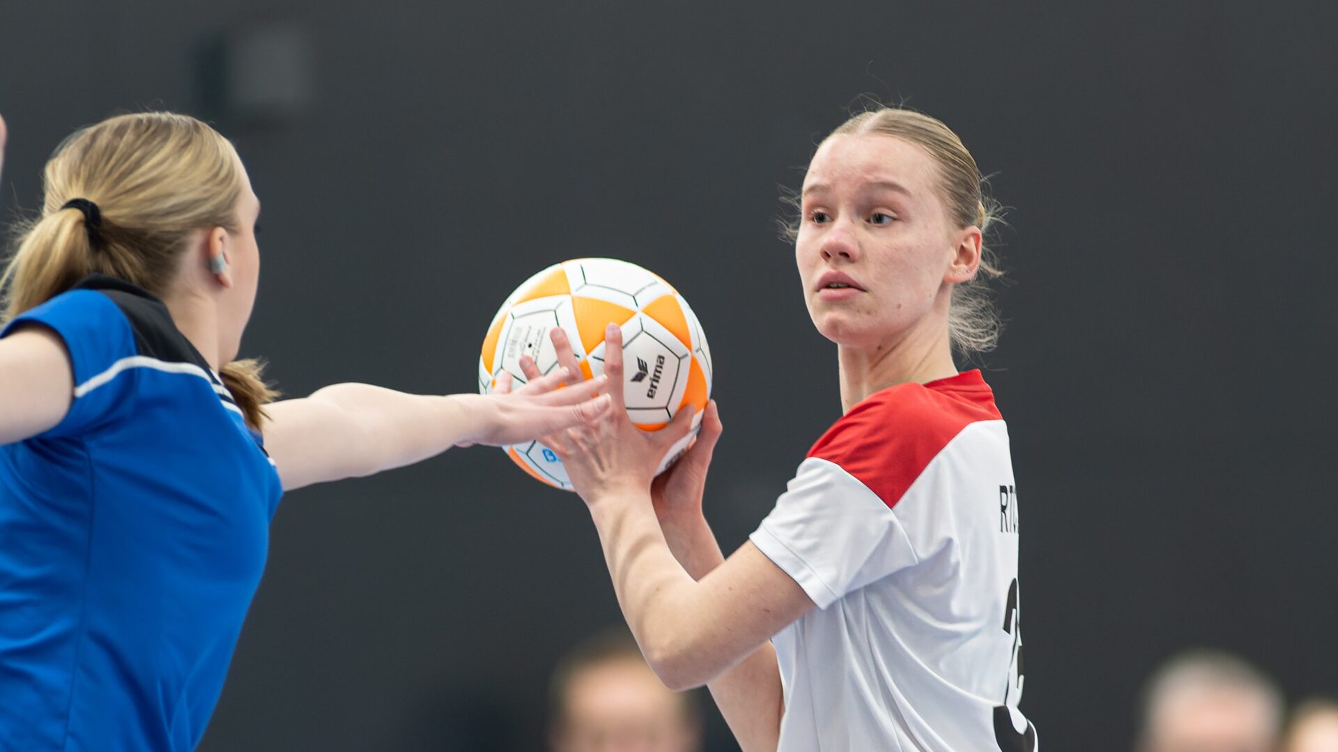 Dameskorfbalster Nina Hermers speelt tijdens de Korfbal Challenge bij Zuid-Oost U17: “Anders, maar de stap valt wel mee”